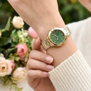 emerald-elegance-gold-quartz-watch